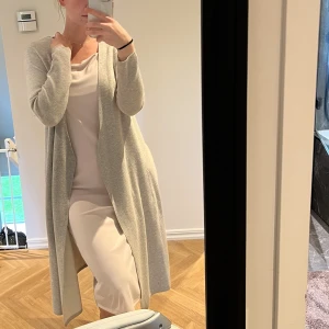 Kappa från gant  - Tunn kappa från gant, använd ett fåtal gånger. Saknar ett tunt bälte, dock fortfarande fin att bara slänga på sig ute som inne. 