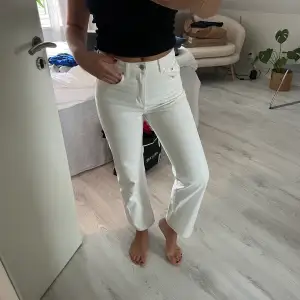 Super snygga vita jeans från weekday, modell voyage, perfekt kortare modell, bra skick!!