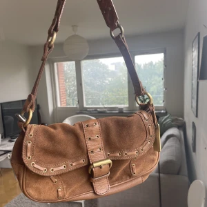 Brun handväska - Så cool brun handväska köpt secondhand. Utan några defekter, som ny. Kommer tyvärr inte till användning🌟