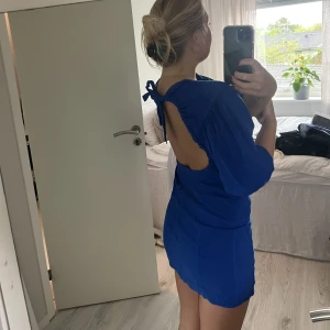 Kornblå sommarklänning - Denna superfina kornblåa klänningen med öppen rygg😍super bra skick aldrig använd