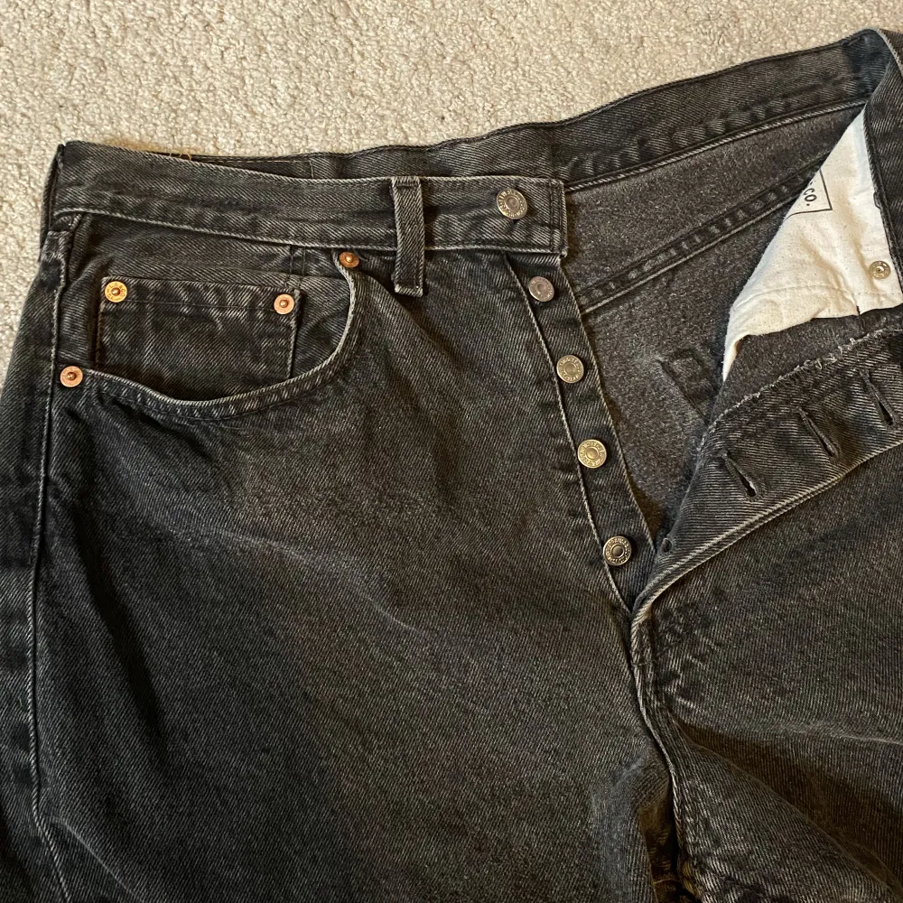 Säljer mina super fina vintage Levi’s jeans 🖤 Storlek är W34L32 🖤 Made in UK. Tror de är unisex så passar till killar också 🖤Har ni frågor så är de bara att skriva 🖤 . Jeans & Byxor.
