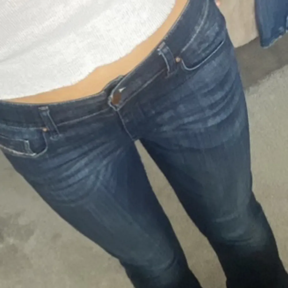 Super fina Diesl jeans. Som inte kommer till användning. De har inga skador eller missfärgningar💕 (bra skick) De är lågmidjade💕 måtte står i beskrivningen! +frakt💕💕. Jeans & Byxor.