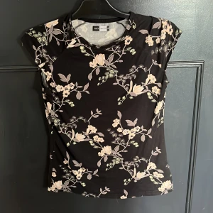 Blus - Använd men i rätt bra skick. Jätteskönt material. 