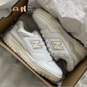 New balance 550 - Säljer nu världens finaste skor som är nästintill nyskick (endast använda tre gånger) nypris ca 1300kr. säljes då som är lite för stora för mig🫶🏼🩰☁️🫧🩷