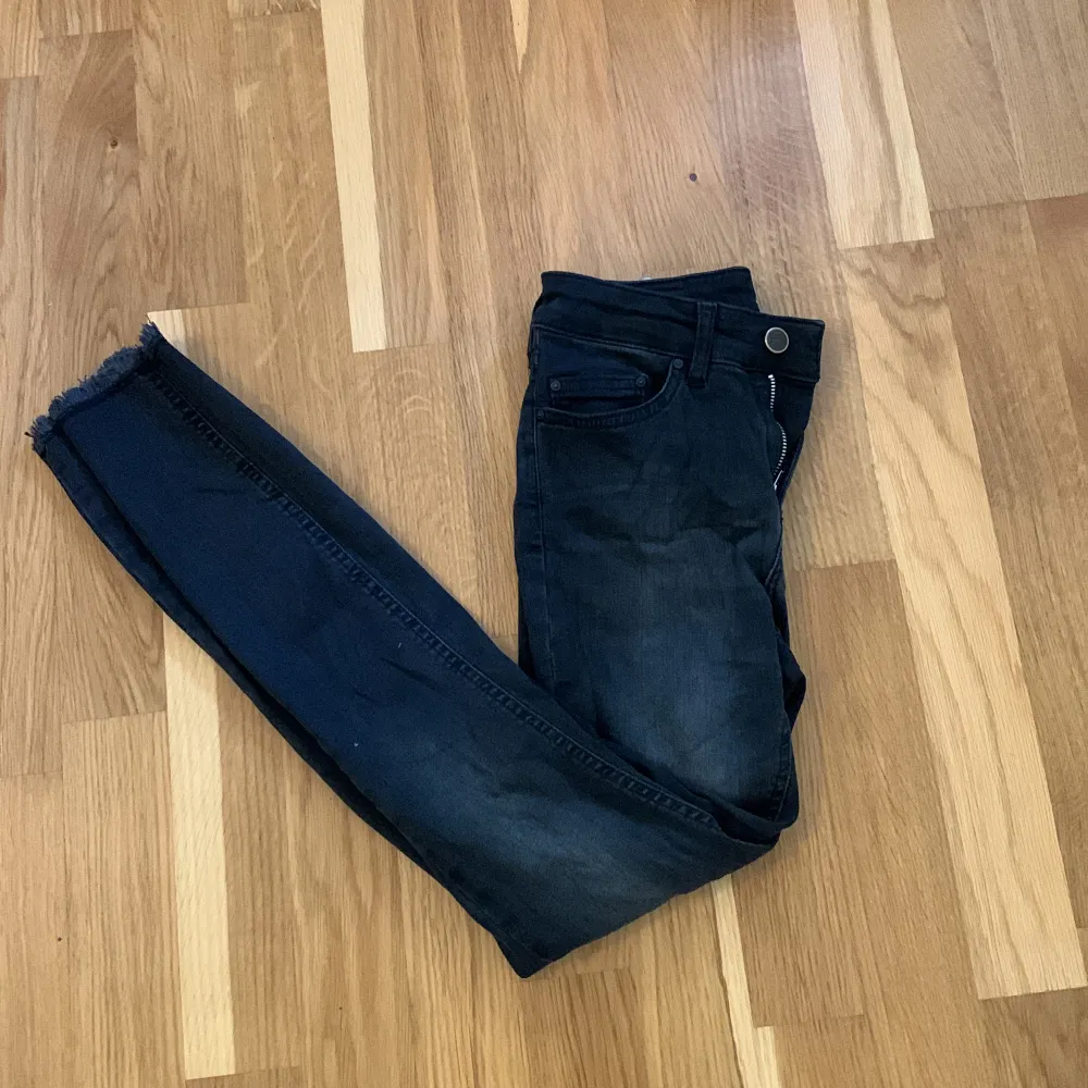 Grå/svarta jeans som sitter skit snyggt på verkligen!! Formar sig väldigt fint baktill . Jeans & Byxor.