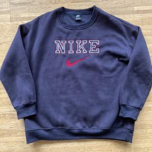 Vintage Nike sweater i väldigt bra skick. Storlek XXL i Youth size, Passar storlek M bra i vuxen storlek. Passar 173-180cm bra. 165-170 för väldigt oversize. Mörk blå