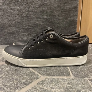 Lanvin skor  - Hej! Säljer nu dessa superscyssta lanvin skor. Skorna är i superfint skick. Uk8 passar 42-43. Bara skorna medföljer 