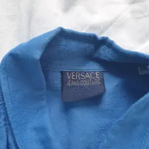 Himmelsblå luftig skjorta från Versace. Kan skicka fler bilder och tänka mig sänka priset. Hör av dig vid intresse!