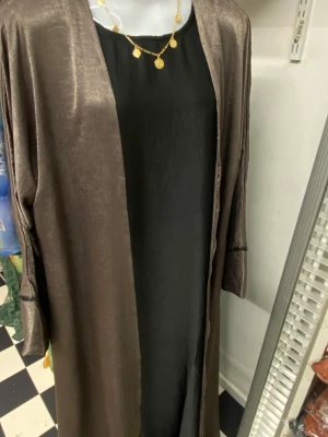 Tvådelad klänningar/abaya - Säljer fina klänningar och abaya i väldigt god kvalité samt har storlekarna M,L och XL Om intresserad ring +46722278880