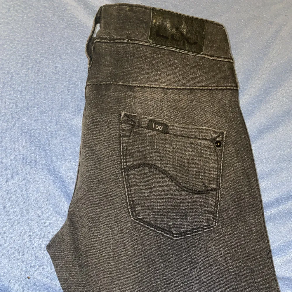 Helt nya Lee jeans i modellen cade jeans med prislappen kvar. Finns i storlek W28/L35. Färgen är gråsvart . Jeans & Byxor.