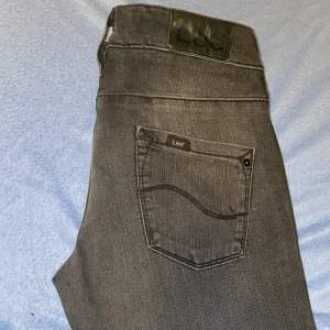 Helt nya Lee jeans i modellen cade jeans med prislappen kvar. Finns i storlek W28/L35. Färgen är gråsvart 