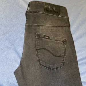 Helt nya Lee jeans i modellen cade jeans med prislappen kvar. Finns i storlek W28/L35. Färgen är gråsvart 