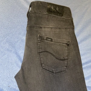 Lee jeans Cade - Helt nya Lee jeans i modellen cade jeans med prislappen kvar. Finns i storlek W28/L35. Färgen är gråsvart 