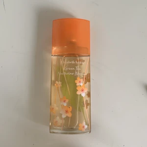 Elizabeth Arden parfym - Green Tea Nectarine Blossom🧡💚 Endast testad Säljer pga har en dubblett 