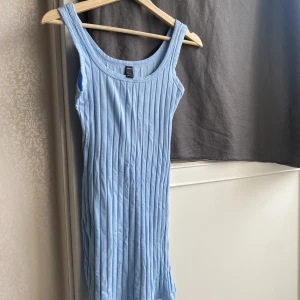 Blå klänning  - Fin kort blå klänning från SHEIN, nästintill oanvänd. Storlek xs. 