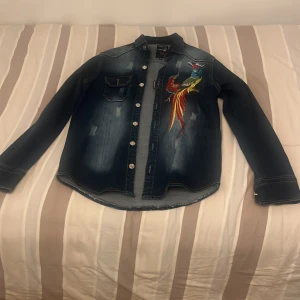Jeansjacka  - säljer min DSQUAREO2 den är typ helt ny. Har använt den Max 3 gånger. Hör av er för mer bilder och även frågor 