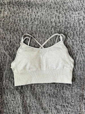 Träningsbh ICIW  - Träningsbh från Icaniwill i ljusgrå, jätteskön och fin! Ger bra stöd och har ett kryss baktill likt bilden visar❤️