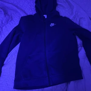 Nike Zip hoodie - Storlek 147-158  Blivit väldigt liten för mig bra skicka inga skador och sånt 