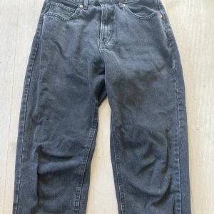 Svarta Mom-Jeans - Köpte dessa runt två år sen, har inte användts på runt ett år. I okej skick, inga skador som jag kan se men tyder på att dom har användts. Skriv för frågor/fler bilder, och läs alltid min bio innan du köper.