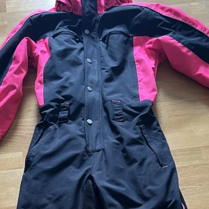 Ridoverall - Köpt på hööks bra skick men saknar dock bältet som skall tillhöra. 