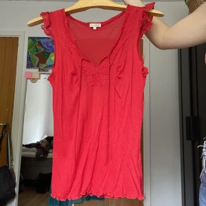 Snyggt rött spetslinne - Fint rött spetslinne med snören från BikBok i storlek s, men skulle även passa M, köparen står för frakt!