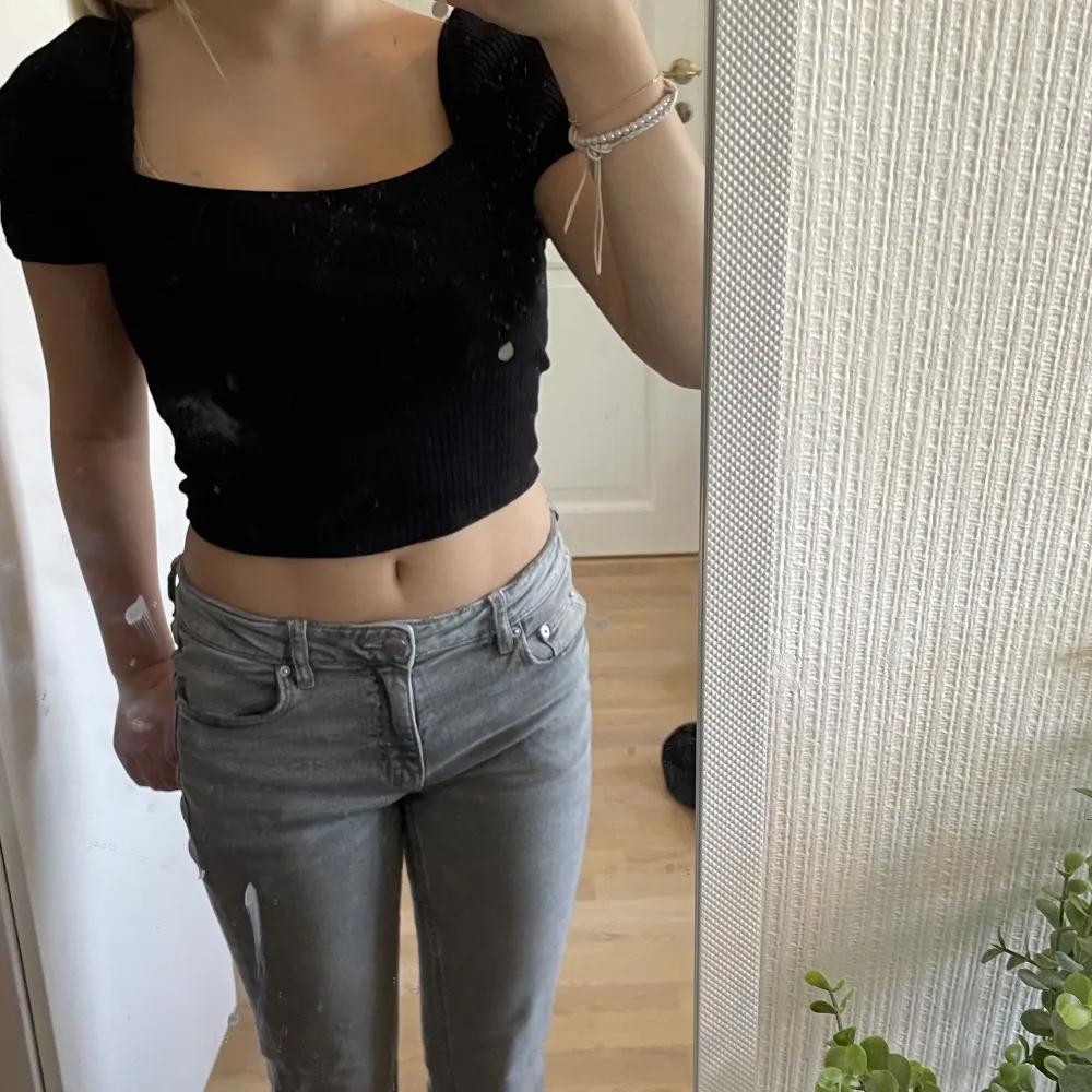 Säljer denna svarta basic toppen men som också kan användas vid finare tillfällen , toppen är i väldigt bra skick då den blivit använd 1 gång! ❗️smutsig spegel inte topp❗️ skicka för fler bilder och frågor🫶🏼. T-paidat.