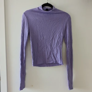 Lila tröja / turtleneck - Långärmad tröja i en fin lila färg med ribbat tyg! Liten turtleneck och sitter ganska tight på🤍 pris kan alltid diskuteras!