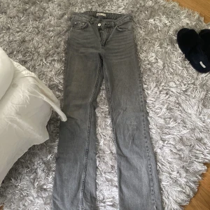 gråa jeans - gråa jeans bootcut från gina. Är inte säker på vilken modell de är säljer för 200kr