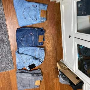 Tjena! Säljer nu fyra jeans helt oanvända 2 levis 501 och 502, 1 Jack and Jones chris samt ett var neuw jeans. Alla byxorna är storlek 29/32. 500 kr styck för alla och Jack and Jones 450 kr! 