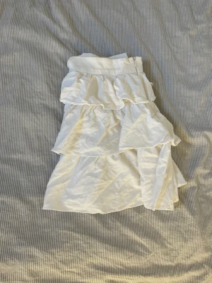 Kjol  - Jätte fin kjol passar inte mig längre tyvärr , mer bilder provat 