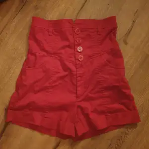 Knallröda, högmidjade shorts från Gina Tricot i storlek 38. Säljes då jag aldrig fått dem till användning🙏😭
