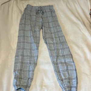 Ljus blå pyjamasbyxor - Snygga pyjamasbyxor hyfsat bra i skick 
