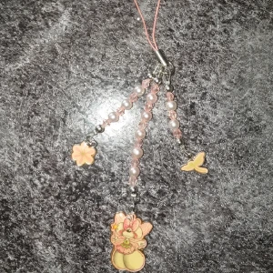 Phone charm💕 - Gullig vintage phone charm obs att den är lite gulaktig i färgen💕