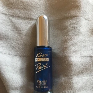 Mini borste nagellack❤️ - Säljer mitt nagellack som jag fick  i februari❤️ som ni ser är det nästan i nyskick. Färgen är mörk blå❤️ märket heter : Vernis à ongles. 