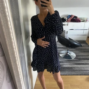 Söt klänning  - jätte söt klänning som aldrig har använts!