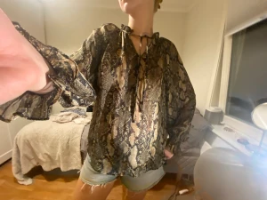 Blus  - Så så cool blus med ormmönster