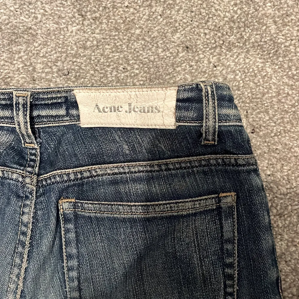 Bootcut low Waist acne jeans. Är osäker på storleken men det är någ 28 eller 27. Dom kommer ej till användning. Priset går och förhandla. Skriv om du har frågor . Jeans & Byxor.
