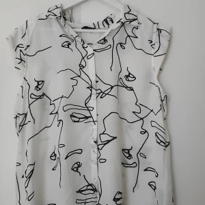 Skjorta/blus utan ärmar - Köpt på rödakorset. Ser helt ny och oanvänd ut och jag själv har inte använt den. 