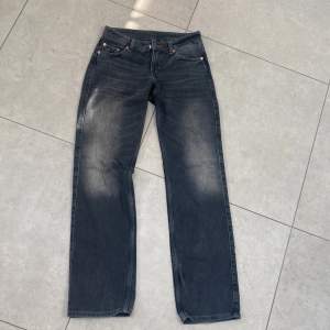 Super snygga svarta jeans från weekday i modellen ”arrow low straight jeans”. Minns inte vad färgen heter men den säljs nog inte längre. Använda fåtal gånger så super skick❤️ Storleken är 25/32 Jag är 160 och dom sitter jätte bra