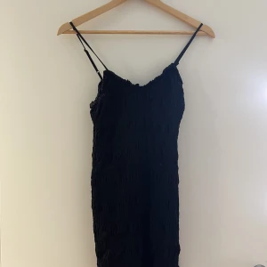 Klänning - Klänning från h&m lite smutsig på bilden men tvättar den innan frakt🫶🏼 hämtas i Tyresö eller fraktas.