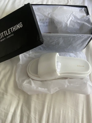 Platå skor - Snyggaste platå skorna, helt nytt skick, säljer för dom va för stora. Jättesnygga till bootcut jeans eller en lång kjol, kom med förslag på pris