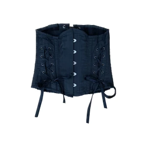 Korsett (nypris 1500!) - Underbust-korsett från Burleska i storlek 24 (36-38) med justerbar korsett-snörning på baksidan såklart. Köptes för några år sedan för ca 1500 så säljer för halva! Inte använts mycket så är i bra skick. Ser lite blå ut på bilden men är svart. Bild två är lånad.