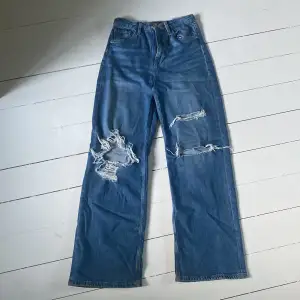 Ett par jeans från H&M storlek 158 på barnstotlek. Samma skick som från när jag köpte dem ❤️