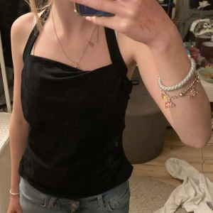 Gullig topp med öppen rygg - En super fin topp med öppen rygg💗helt nyskick fast lappen e borttagen så kan inte lämna tillbaka.😣 tyvär lite stor för mig😣