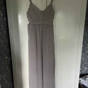 Balklänning - Lila klänning, passar perfekt till uppklädda tillfället t.ex. skolbalen. Klänning är ljus lila men tunna band upptill och knyte baktill🥰Den var lite lång på mig som är 1,65 men med ett par klackar var det perfekt längd!