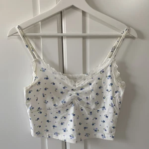 Söt topp  - Säljer denna söta blommiga topp.💙 Köparen står för frakten. 