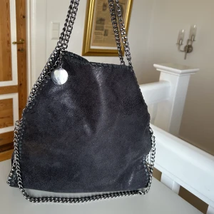 Väska - Säljer min Stella McCartney likande väska de den inte längre kommer till användning. Den är i fint skick✨