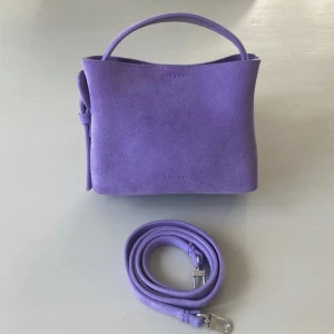 Lila ARKET väska NY! 🪻🔮💜 - Superfin liten söt Arket väska helt ny i storlek S och i äkta mocka 💜😍🔮🪻🫧