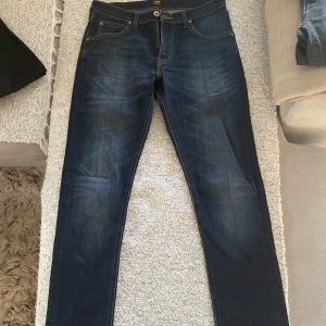 Lee byxor mörkblåa - Äkta Lee byxor  W29 L32 Skick 8/10 (sparsamt använda och legat mest i garderoben 