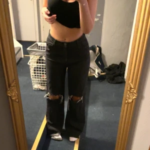 Svarta jeans - Svarta jeans jag använt fåtal gånger från Designbysi, strl L 